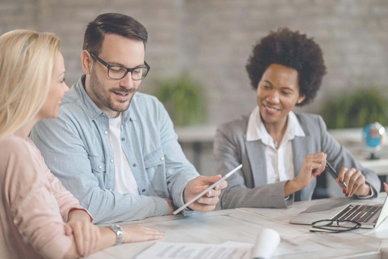 Profesionales trabajando en análisis financiero